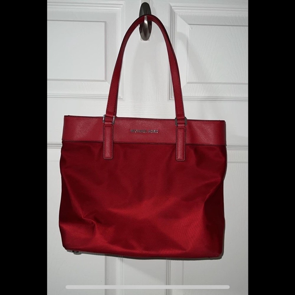 Michael Kors Purse🍒